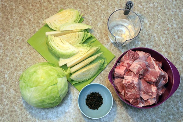 Cabbage sliced into wedges, mutton meat, pepper and water