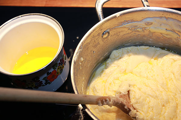 Sour cream porridge in the making