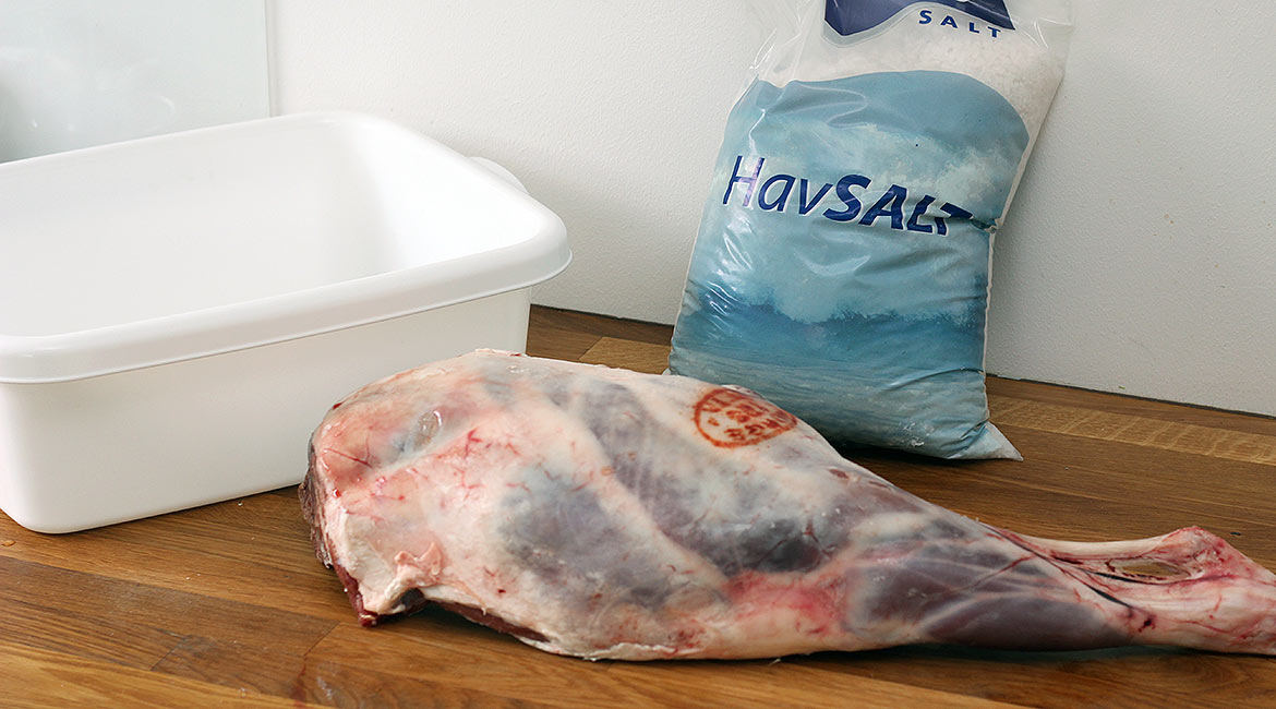 plastic container, bag og seasalt an a leg of lamb
