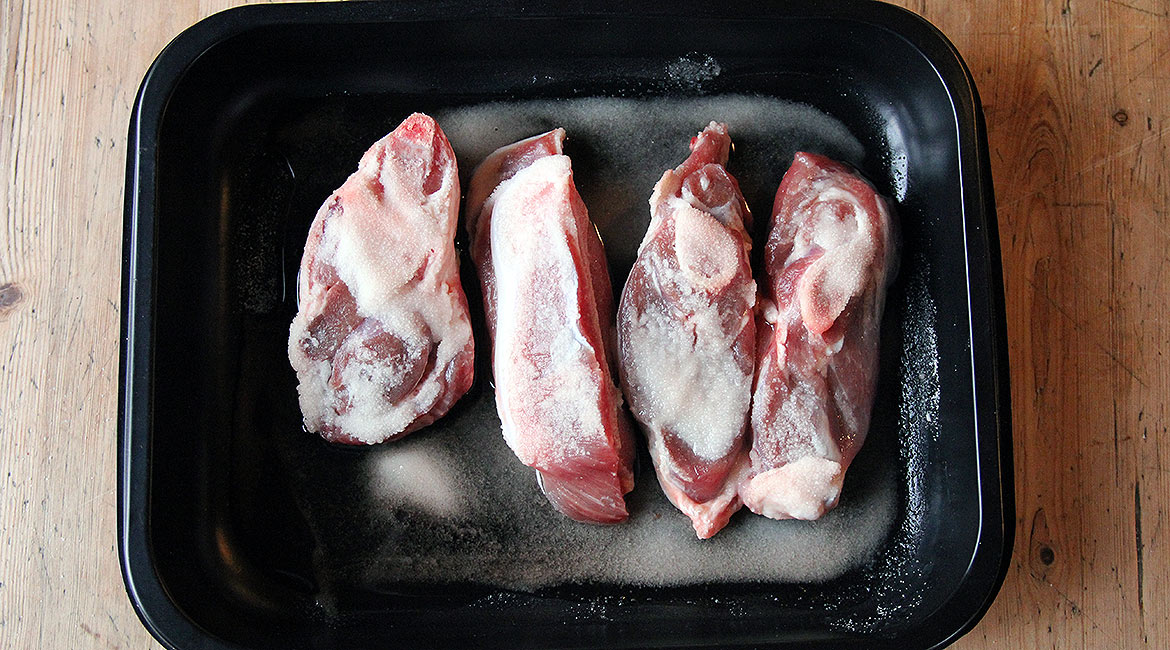 A picture of salted slices of lamb