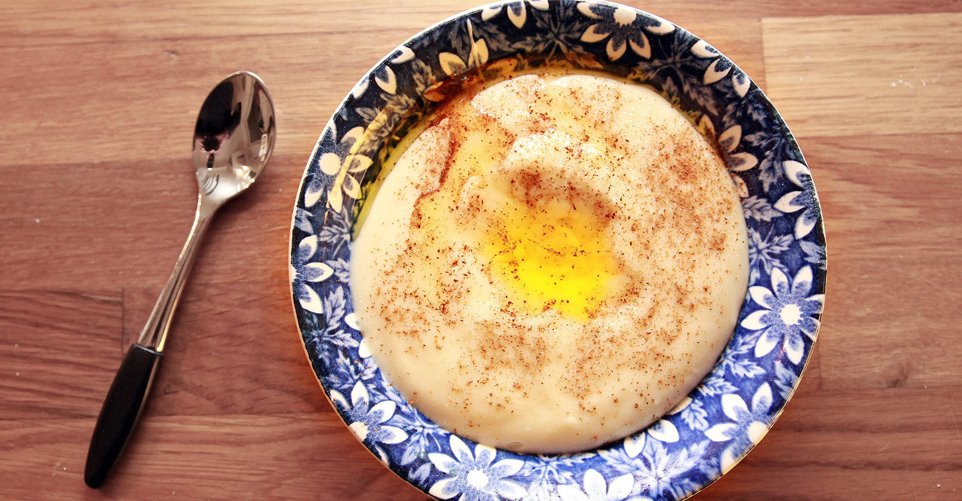 Sour cream porridge in the making